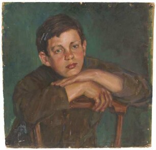 Brustbild eines Jungen über Stuhllehne gelehnt