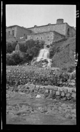 Mejfarkie (Türkei), kleiner Wasserfall am Ortsrand
