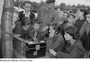 Kinder und Jugendliche beim Funken und Telefonieren