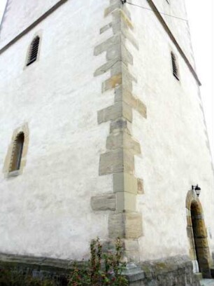 Stadtkirche - Kirchturm von Nordwesten- Erd- und erstes Mittelgeschoß mit Bauinschrift (Textkartusche) über Eck in Übersicht