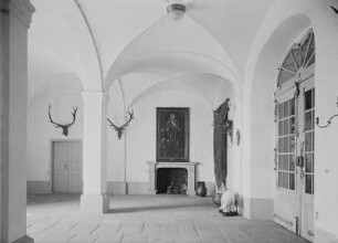 Schloss Moritzburg, Eingangshalle : Schloss Moritzburg, Eingangshalle.Blick zum Kamin mit Gemälde "August der Starke", rechts Türkenfahne,Tierplastik Meißner Porzellan