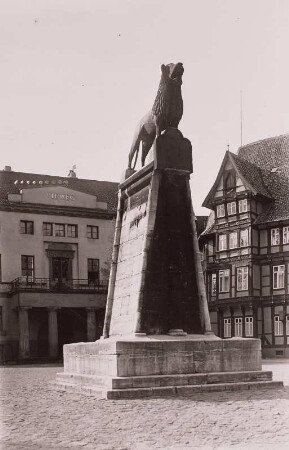 Löwendenkmal auf dem Burgplatz : Braunschweig. Burgplatz mit Löwen-Denkmal. Blick von Nordwesten auf das Verlagshaus Vieweg und die Handwerkskammer