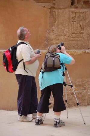 Touristen im Säulensaal des Amun-Tempels von Karnak, Luxor
