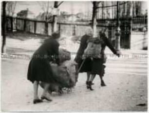 Sammeln von Brennmaterial während der Berlin-Blockade