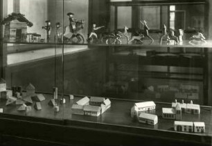 Vitrine mit Holzspielzeug
