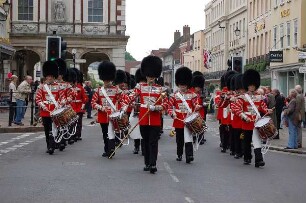Windsor bei London - Die Königliche Garde : Marsch der Königlichen Garde durch Windsor zum Schloss, aufgenommen am 15. Mai 2006