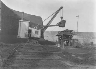 Tagebau. Löffelbagger mit Dampfantrieb in Kohle