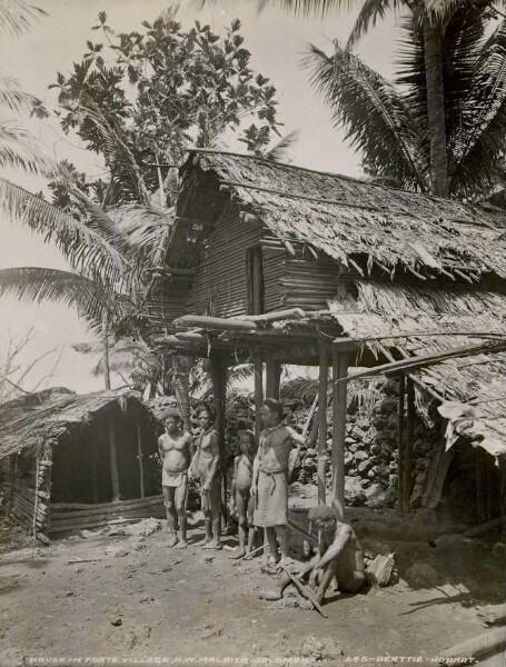 "Maison dans le village de Foate, N.W. Malaita"