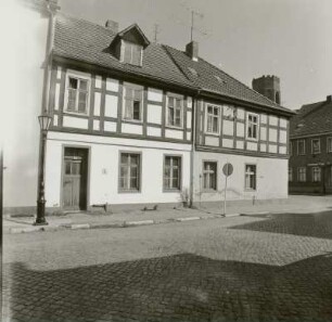 Wohnhäuser : Beeskow (Landkreis Oder-Spree), Bodelschwinghstraße 9 / Markt 4. Wohnhäuser. Straßenansicht
