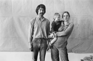 Familie Hoffmann/Wolf vor einer Zeichentapete (Maler/Grafiker, Regisseurin)