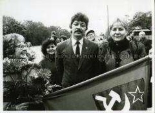 Gewerkschafter aus Wolgograd besuchen zum Jahrestag des Kriegsendes das Sowjetische Ehrenmal im Tiergarten