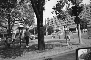 Berlin-Mitte : In Berlin-Mitte, Unter den Linden/Ecke Friedrichstrasse, rechts hinten Hotel Berlin später abgerissen