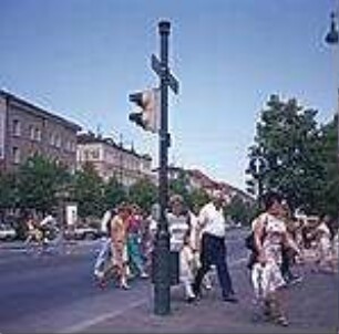 Hansjakob, Gottfried; Augsburg - Innenstadt, Königsplatz, Ernst-Reuter-Platz; Königsplatz und Fußgängerzone - Königsplatz Ecke Fuggerstraße, Fußgängerbereich, Ampelgestaltung