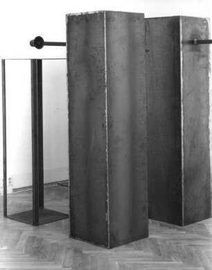 Ausstellung "Till Exit - Angst", Juni 1998. Dresden-Loschwitz, Leonhardi-Museum. Raumaufnahme mit Installation