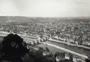 Würzburg, Stadtansicht : Würzburg. Altstadt und Alte Mainbrücke. Blick von der Festung Marienberg nach Nordosten