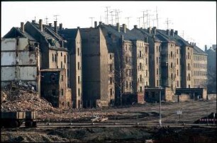 Leipzig, Prager Straße, März 1992. Das Gebiet um die Prager Straße liegt circa zwei Kilometer südöstlich vom Stadtzentrum entfernt. Es verkörpert teilweise ein klassisches Altbauviertel der Gründerzeit. Entlang der Prager Straße wurde die straßenbegleitende Gründerzeitbebauung Anfang der 1990er Jahre großflächig abgebrochen