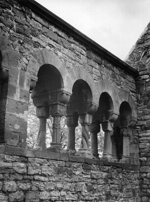 Bad Wimpfen. Kaiserpfalz (um 1200 und nach 1848). Palas. Östliche Arkadenfenster