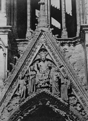 Südliches Westportal — Wimperg: Weltenrichter und vier Engel