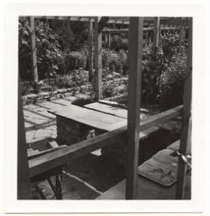 Garten Prof. Wilhelm Kempff, Potsdam: Gartensitzplatz aus Stein mit Pergola