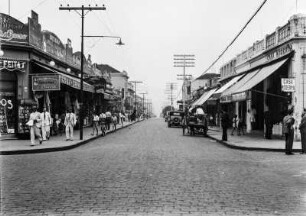 Haupstraße in São José do Rio Preto : Die Hauptgeschäftsstraße in São José do Rio Preto mit Läden links und rechts der Straße und Passanten auf den Gehwegen.