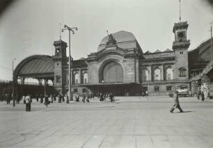 Hauptbahnhof (1892-1898; Ernst Giese, Paul Weidner, Arwed Roßbach, Firma August Klönne). Empfangsgebäude und südliche Bahnsteighalle von der Straße Am Hauptbahnhof : Dresden-Altstadt. Hauptbahnhof (1892/1898; Ernst Giese, Paul Weidner, Arwed Roßbach, Firma August Klönne). Empfangsgebäude und südliche Bahnsteighalle. Ansicht von der Straße Am Hauptbahnhof