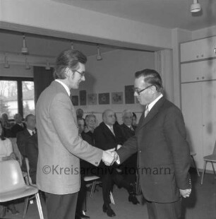 Evangelisches Gemeindezentrum: Vogt-Sanmann-Weg: Einweihung: Gratulation für Pastor Helmut Gorny durch Bürgermeister Herbert Schlömp: hinten Pastor Karl-Wilhelm Mauritz und Bürgervorsteher Christoffer Umlauff