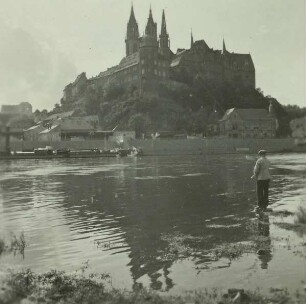 Meißen, Ansicht von Albrechtsburg und Dom über die Elbe. Im Vordergrund ein Angler