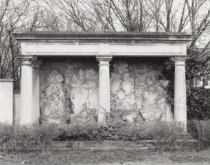Grabmale für den Förster Johann Georg Bruhm (gest. 1756), die Pfarrer Gottfried Schilling (gest. 1717) und Johann Friedrich Reinhold (gest. 1761) sowie den Oberförster Johann Georg Bruhm (gest. 1779)
