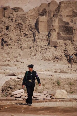 Ägyptischer Polizist im Tempelkomplex von Medinet Habu, West-Bank, Luxor