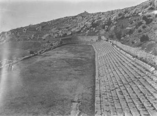 In Delphi : Blick auf ein Amphitheater in Delphi