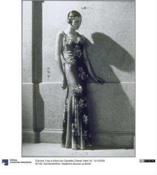 Frau in Kleid von Gabrielle Chanel