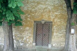 Portal der Kirche, Jahreszahl im Türsturz (1772?)