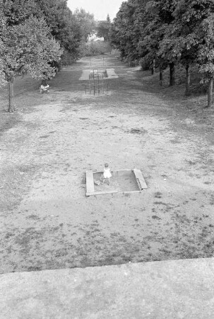 Verwüsteter Kinderspielplatz in der Rheinstrandsiedlung.