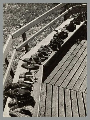 Schuhe auf einer Holzbank aufgereiht
