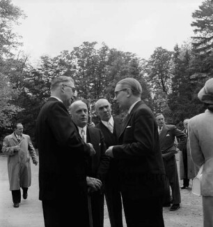 Schlossmuseum: Eröffnung: im Schlosspark: Bürgermeister Kurt Fischer, Ministerpräsident Kai-Uwe von Hassel, Funktionsträger, 16. Juni 1955