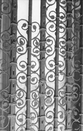 Gitter vor dem ehemaligen Archiv