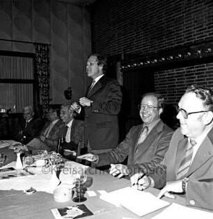 Kreisjägerschaft Stormarn e.V.: Rohlfshagen/Kupfermühle: Gastwirtschaft "Kupfermühle": Saal: Mitgliederversammlung: Podium mit Gremienmitgliedern: Kreisjägerschaftsvorsitzender Hans Bünning, Bargteheide, stellvertretender Vorsitzender Richter, Schatzmeister Hans-Heinrich Kock