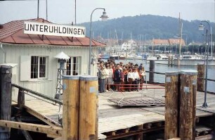 Unteruhldingen: Wartende Schiffsgäste am Anlegesteg