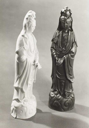 Abformungen von chinesischem Porzellan (Mitte) in Böttgersteinzeug (rechts) und Böttgerporzellan (links): die chinesische Gottheit Kuan-yin