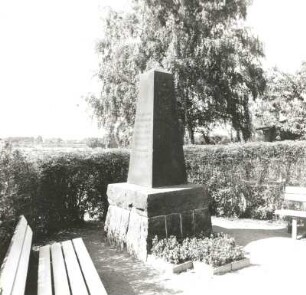 Denkmal für die Gefallenen des ersten Weltkrieges : Denkmal für die Gefallenen des ersten Weltkrieges (Sandstein, nach 1918). Dresden-Söbrigen, Elbweg