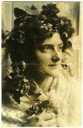 Florentine Fleischhut mit Blumengewinde im Haar