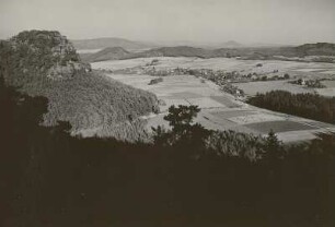 Gohrisch-Papstdorf. Ortsansicht. Blick von einem erhöhten Standort