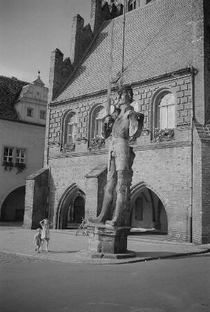 Stendal. Gerichtslaube mit Roland