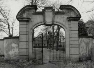 Milkel, Schloss, Toranlage : Milkel (Kreis Bautzen), Schloss, Toranlage (Schlosspark), 18. Jahrhundert, Parkfront des Portals