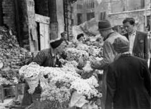 Die erste Berliner Blumenfrau vor dem Potsdamer Bahnhof