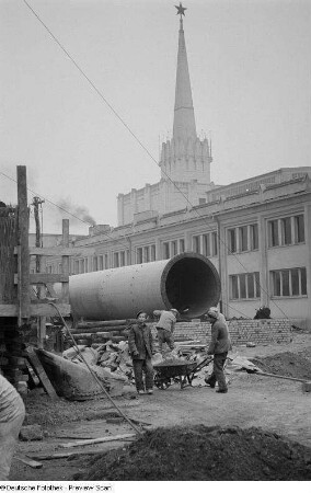 Montage eines 33 Tonnen schweren Mühlenzylinders zur Zementfabrikation vom VEB Polysius Dessau für die Leipziger Frühjarsmesse