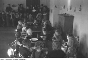 Internationales Rotes Kreuz. Kinderspeisung durchgeführt von Ordensschwestern, 1949