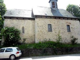 Langhaus (frühgotisch-einst fest) und Rechteckchor (mit Schlitzfenster) über Traufseite Nord