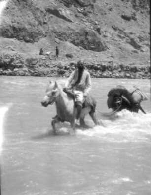 China. Sinkiang (Xinjiang). Kunlun. Expedition bei der Querung des Toghra-su (linker Nebenfluß des Karakasch-darja )