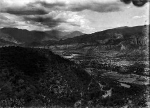 Tal des Rio de Mizque : Berglandschaft mit Vegetation und Fluss